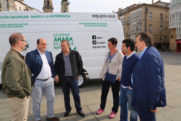 Posta bidezko botoa egiten laguntzeko Araban jarriko diren bulego ibiltarien aurkezpena
