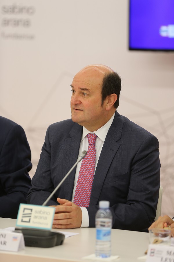 Apertura del seminario sobre Brexit y migraciones. Andoni Ortuzar
