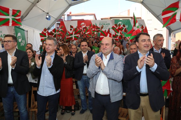 Ekitaldia Getxon. Aitor Esteban, Iñigo Urkullu eta Andoni Ortuzar
