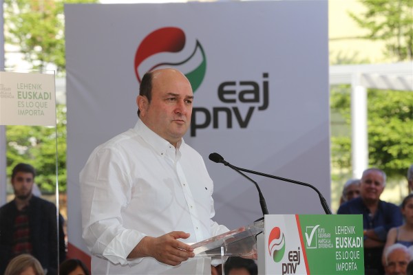 Ekitaldia Getxon. Aitor Esteban, Iñigo Urkullu eta Andoni Ortuzar 