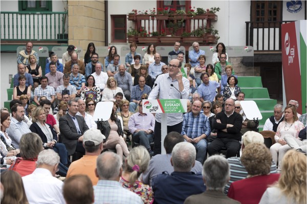 Acto en Hondarribia. Andoni Ortuzar, Maria Eugenia Iparragirre, Joseba Agirretxea (12-06-2016)