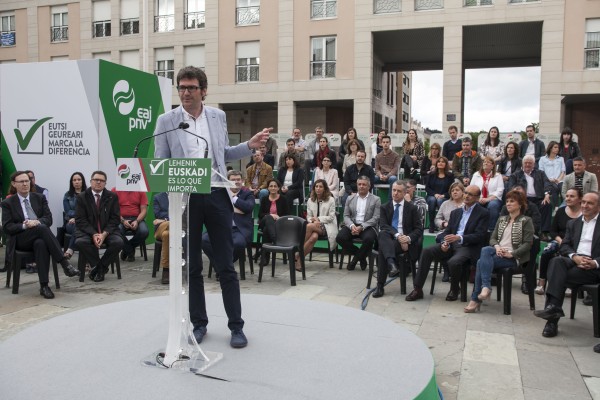 Acto en Vitoria-Gasteiz. Iñigo Urkullu, Mikel Legarda, Gorka Urtaran (13-06-2016)