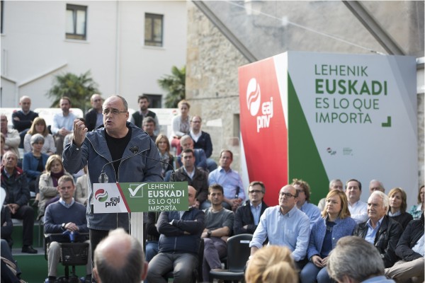 Acto en Bergara. Joseba Agirretxea, Joseba Egibar, Andoni Ortuzar