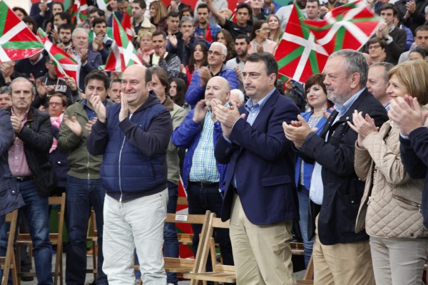 Acto en Amorebieta-Etxano. Itxaso Atutxa, Aitor Esteban, Andoni Ortuzar