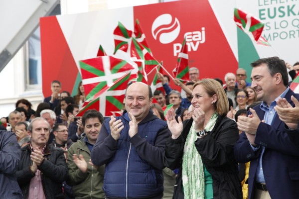 Ekitaldia Amorebieta-Etxanon. Itxaso Atutxa, Aitor Esteban, Andoni Ortuzar