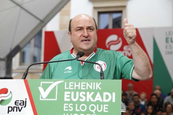 Ekitaldia Amorebieta-Etxanon. Itxaso Atutxa, Aitor Esteban, Andoni Ortuzar