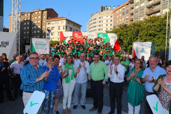 Acto en Barakaldo. Iñigo Urkullu, Andoni Ortuzar, Aitor Esteban