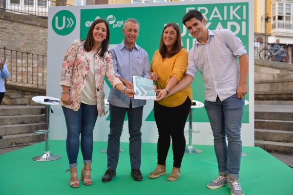 Iñigo Urkullu con EGI en Gasteiz