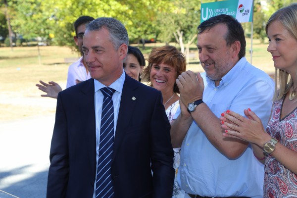 Iñigo Urkullu eta Jose Antonio Suso Airako hautagaiekin Josune Irabien, Almudena Otaola, Estibalitz Larrauri, Aroa Cerrada, Iker Ibarrondo, Agurtzane Llano.