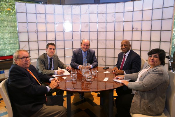Andoni Ortuzar y Mikel Burzako reciben en Sabin Etxea al Embajador de Sudáfrica, Lula S.Ngonyama