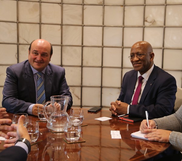 Andoni Ortuzar y Mikel Burzako reciben en Sabin Etxea al Embajador de Sudáfrica, Lula S.Ngonyama