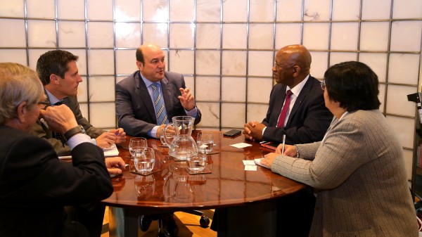 Andoni Ortuzar eta Mikel Burzako Lula S.Ngonyama Sudáfricako enbaxadorearen bixitan