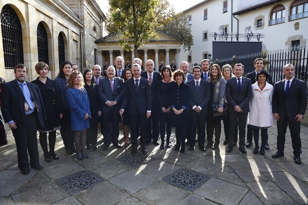 Iñigo Urkullu junto al grupo parlamenario Euzko Abertzaleak (EAJ-PNV)