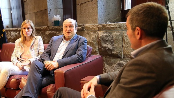 Kanariar Uharteetara bidaiatu diren EAJ-PNVren ordezkariak Fernando Clavijorekin
