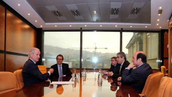 Andoni Ortuzar, Joseba Aurrekoetxea y Juan Maria Atutxa  junto a Artur Mas y Francesc Homs en Sabin Etxea