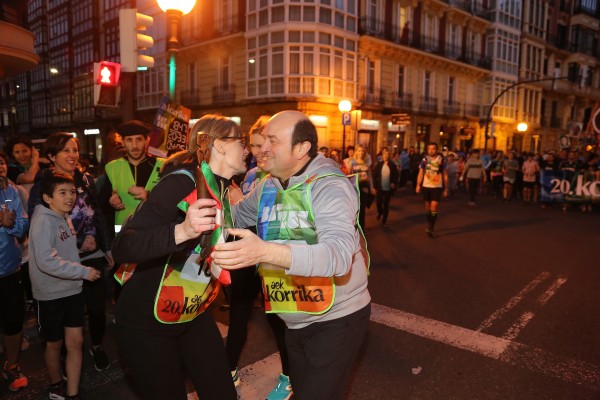 Andoni Ortuzar y Mireia Zarate en la Korrika