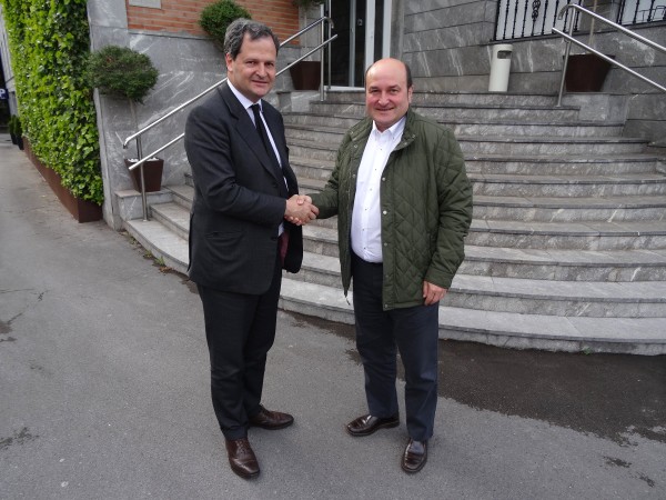 Ortuzar se reúne en Gernika con Sergio Jaramillo, Alto Comisionado para la Paz del Gobierno de Colombia