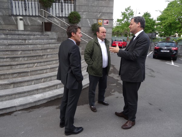 Ortuzar y Burzako se reunen en Gernika con Sergio Jaramillo, Alto Comisionado para la Paz del Gobierno de Colombia