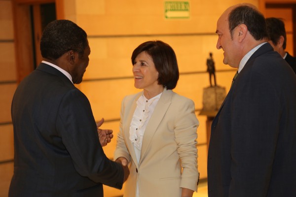 Ortuzar y Burzako reciben a una delegación de UNITA encabezada por Isaías Samakuva, candidato a la presidencia de Angola