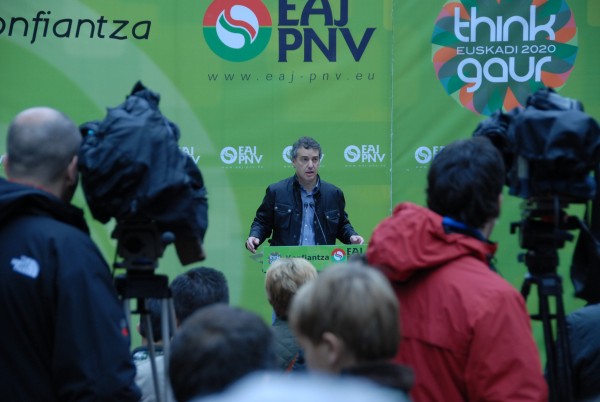 Iñigo Urkullu en la reinauguración del Batzoki de Alonsotegi 