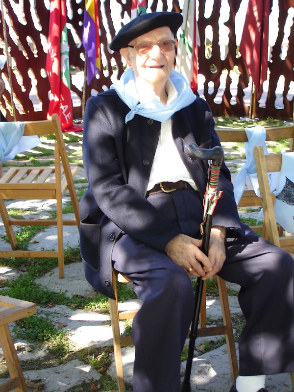 Homenaje a los gudaris, milicianos y mujeres de la Guerra Civil ante la escultura “Aterpe 1936 (La Huella)” de Artxanda