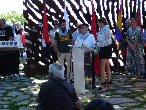 Homenaje a los gudaris, milicianos y mujeres de la Guerra Civil ante la escultura “Aterpe 1936 (La Huella)” de Artxanda