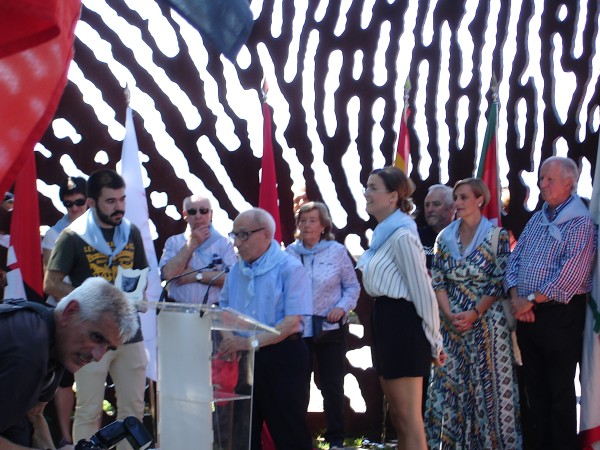 Homenaje a los gudaris, milicianos y mujeres de la Guerra Civil ante la escultura “Aterpe 1936 (La Huella)” de Artxanda