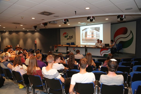 Estudiantes del Instituto Werner-von-Siemens-Gymnasium de Weißenburg, Baviera visitan Sabin Etxea
