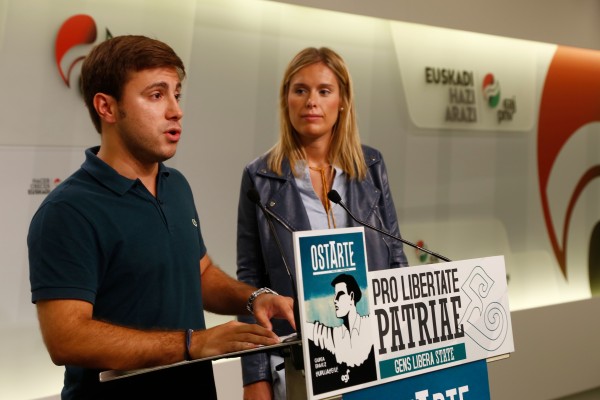 Mireia Zarate eta Alex Zapirain Ostarte Aldizkaria aurkeztu dute
