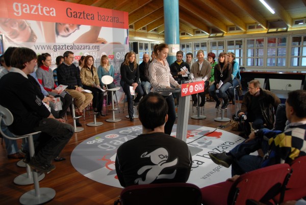 Ekitaldiaren hasierako hitzaldia EGIko ordezkari batek egin zuen , Irati Gondrak 