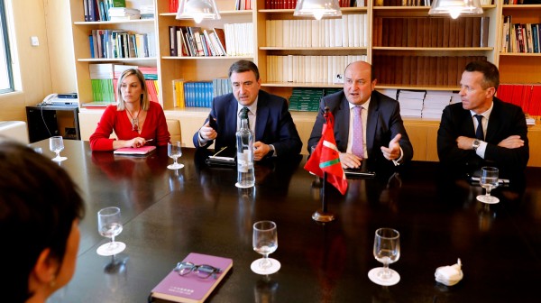 Ortuzar Kongresu eta Senatuko Talde jeltzaleekin batzartu da 