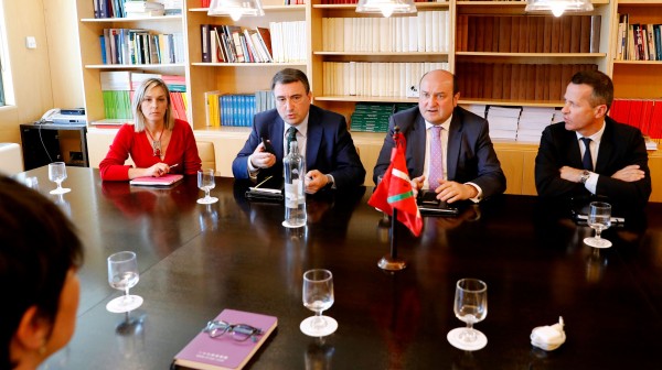 Ortuzar Kongresu eta Senatuko Talde jeltzaleekin batzartu da 