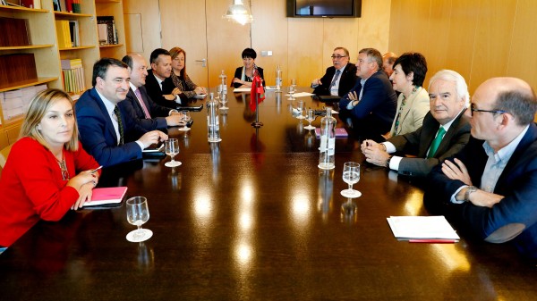 Ortuzar Kongresu eta Senatuko Talde jeltzaleekin batzartu da 