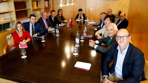 Ortuzar Kongresu eta Senatuko Talde jeltzaleekin batzartu da 