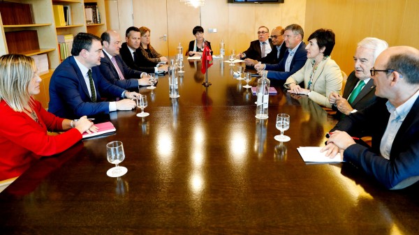 Ortuzar Kongresu eta Senatuko Talde jeltzaleekin batzartu da 