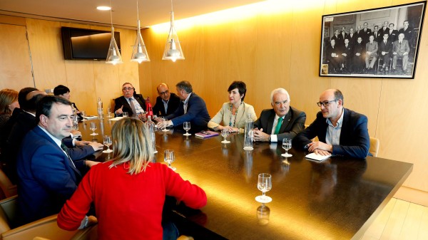 Ortuzar Kongresu eta Senatuko Talde jeltzaleekin batzartu da 