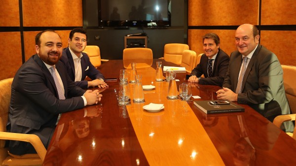 Andoni Ortuzar recibe en Sabin Etxea a Fuad Chahín, presidente de la Democracia Cristiana de Chile