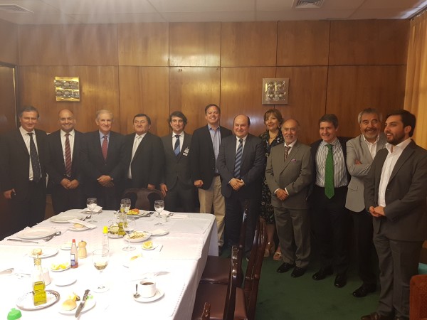 Ortuzar y Burzako posan junto a diputados y senadores de la DC chilena.