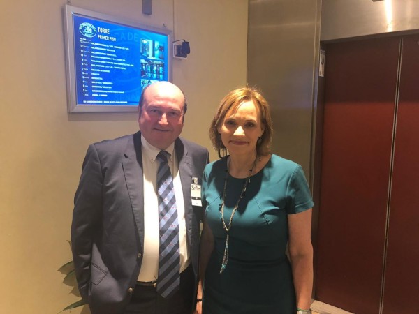 Ortuzar posa junto a Carolina Goic, ex presidenta de la DC y senadora.