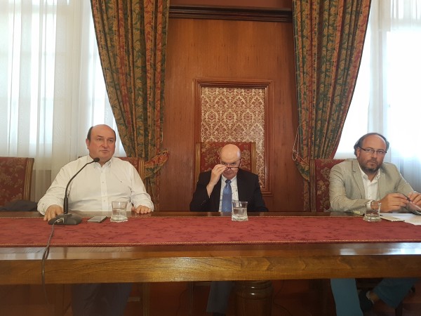 Ortuzar, junto al rector de la Universidad Católica de Valparaíso, Claudio Elórtegui, durante la charla en la Universidad.