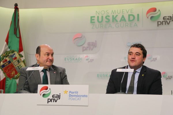 Andoni Ortuzar, presidente del EBB, y David Bonvehí, presidente del PDeCAT, firman un acuerdo de colaboración.
