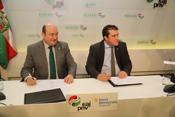 Andoni Ortuzar, presidente del EBB, y David Bonvehí, presidente del PDeCAT, firman un acuerdo de colaboración.