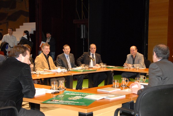 EBBKo ordezkariak aurkezpenaren une batetan 