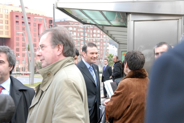 El lehendakari Ibarretxe en los alrededores del Palacio Euskalduna 