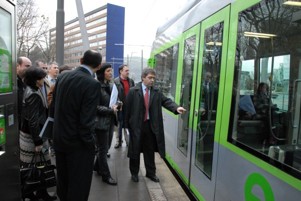 Aurkezpenaren ondoren EBBKo kideak tranbia hartzen 