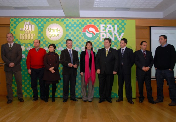 Iñigo Urkullu  con los coordinadores de las áreas del Proyecto Think Gaur 