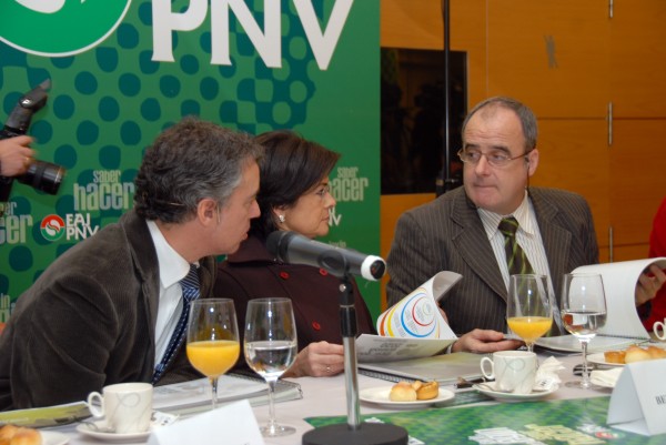 Iñigo Urkullu , Belen Greaves eta Joseba Egibar hitz egiten prentsaurrekoaren ondoren