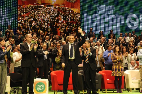 Los asistentes del acto aplauden al Lehendakari Ibarretxe 