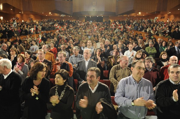 Publikoa txalotzen hitzaldien ostean 
