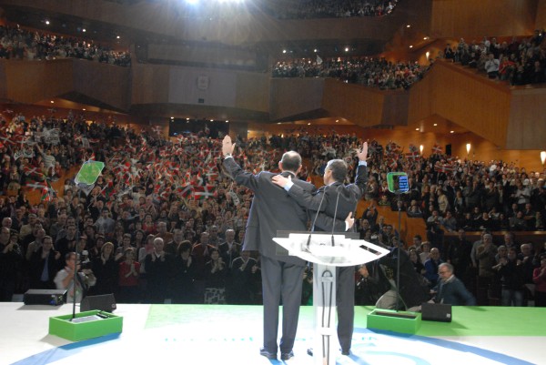Iñigo Urkullu y el Lehendakari Ibarretxe saludan a los asistentes al acto 